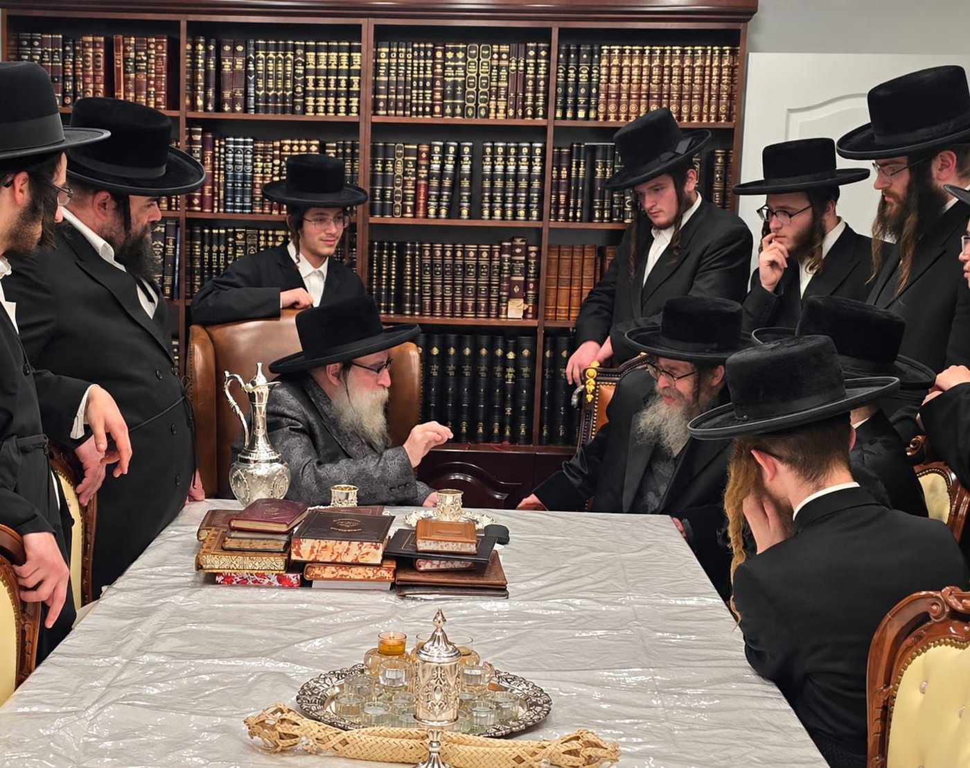 האדמו"ר מקרעטשניף סיגעט בביקור אצל האדמו"ר מתולדות צבי דספינקא