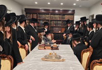 האדמו"ר מקרעטשניף סיגעט בביקור אצל האדמו"ר מתולדות צבי דספינקא