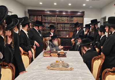 האדמו"ר מקרעטשניף סיגעט בביקור אצל האדמו"ר מתולדות צבי דספינקא