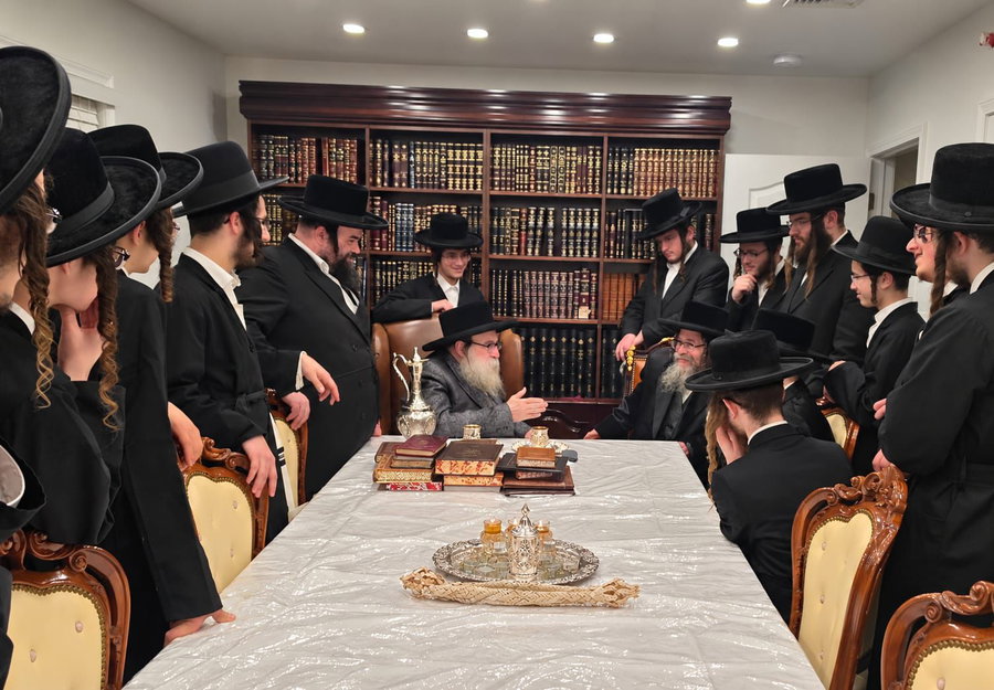האדמו"ר מקרעטשניף סיגעט בביקור אצל האדמו"ר מתולדות צבי דספינקא