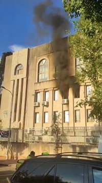 שריפה פרצה בישיבת 'נחלת דוד' בפתח תקווה; כוחות רבים במקום
