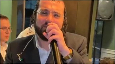 בכירי התעשייה חגגו יום הולדת בהפתעה לזמר מוטי ויזל • צפו