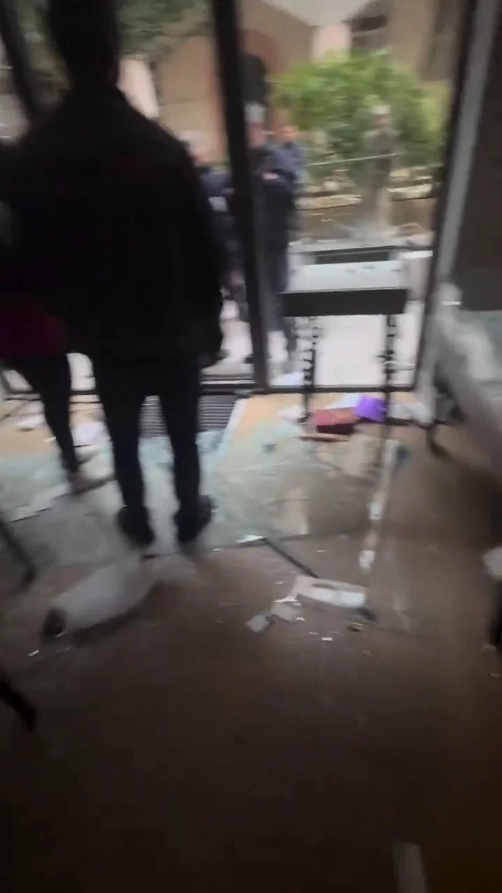 אימה בצרפת: הזוג שהתבצר בבית עם התינוק - והרוקחת היהודייה שריגשה את הרשת