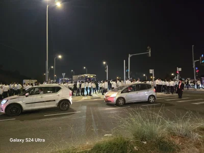 ההפגנה בכניסה לאלעד, הערב