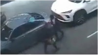 מזעזע: מגיחה מאחות, דוקרת את החסיד בלב הרחוב הסואן - ובורחת