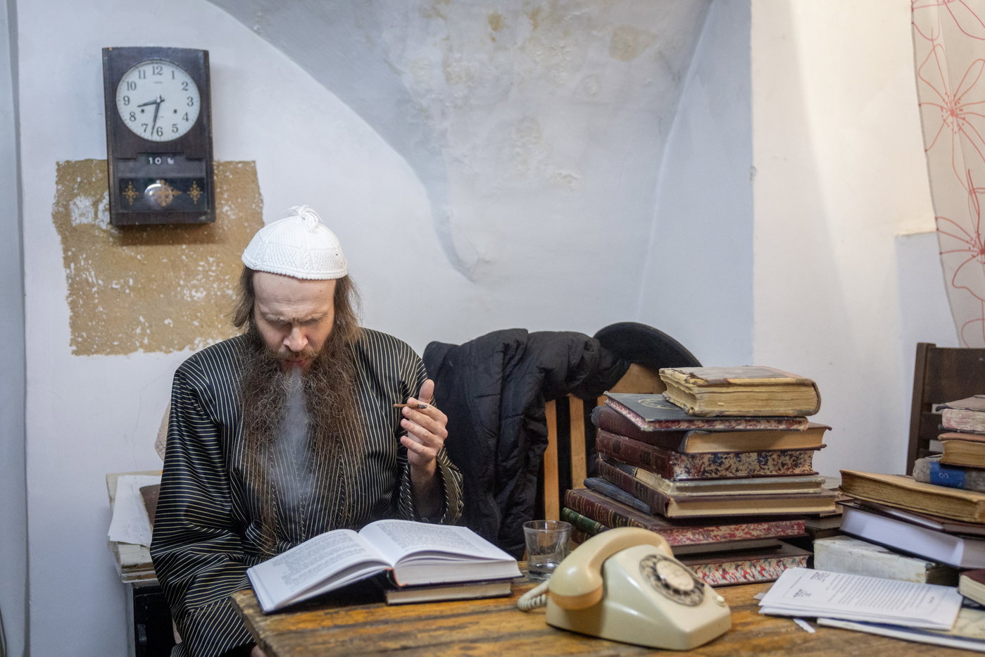הרב טייטלבוים בבית ההוראה של הקנאים במאה שערים