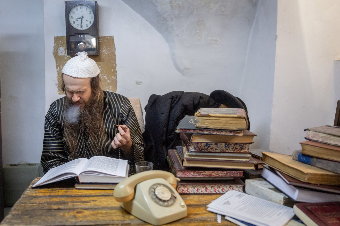 הרב טייטלבוים בבית ההוראה של הקנאים במאה שערים