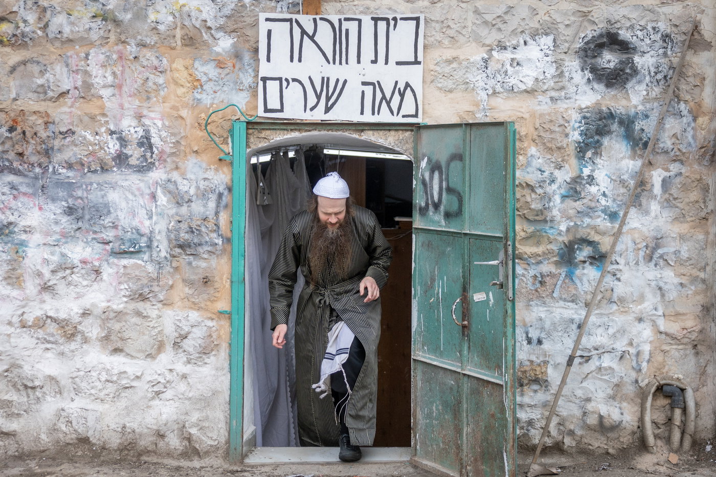 הרב טייטלבוים בבית ההוראה של הקנאים במאה שערים