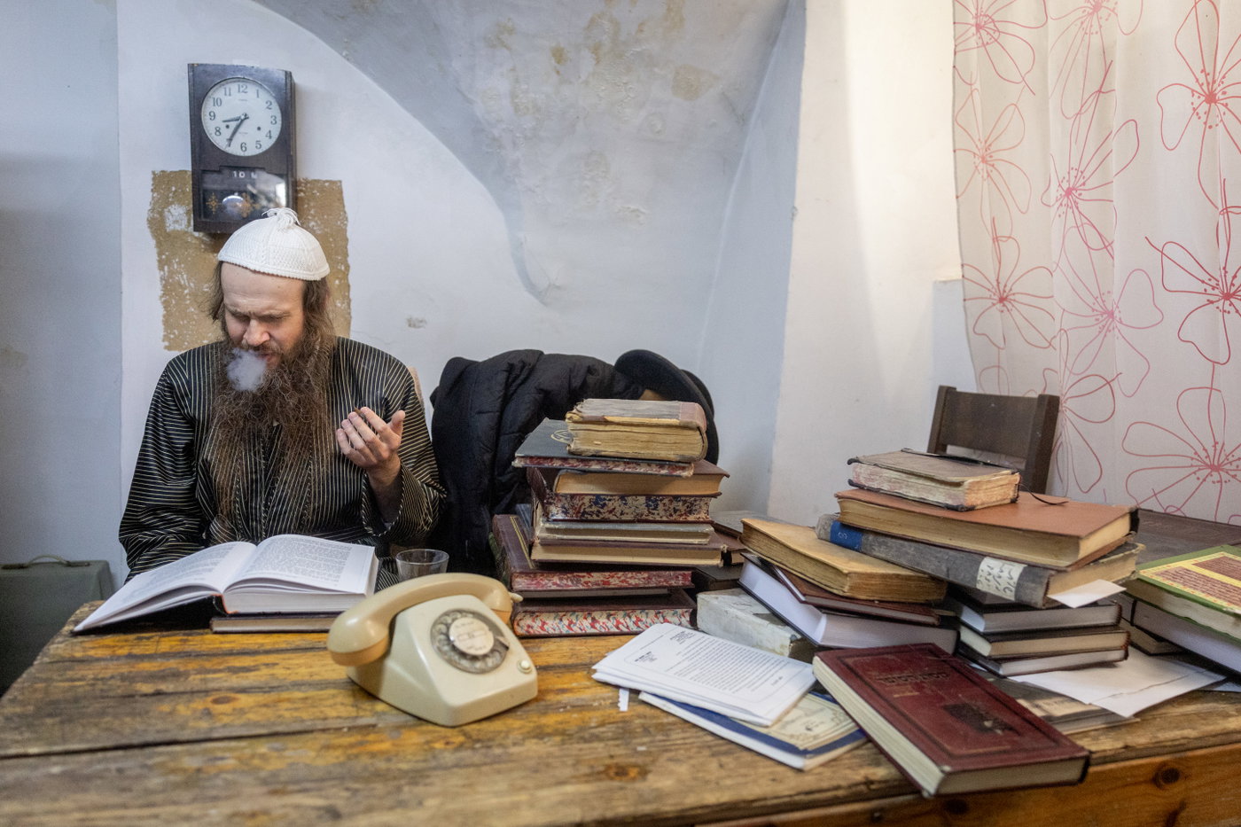 הרב טייטלבוים בבית ההוראה של הקנאים במאה שערים