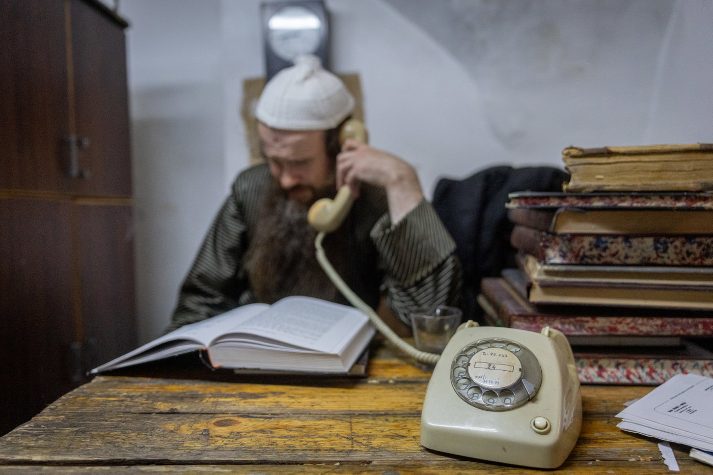 הרב טייטלבוים בבית ההוראה של הקנאים במאה שערים