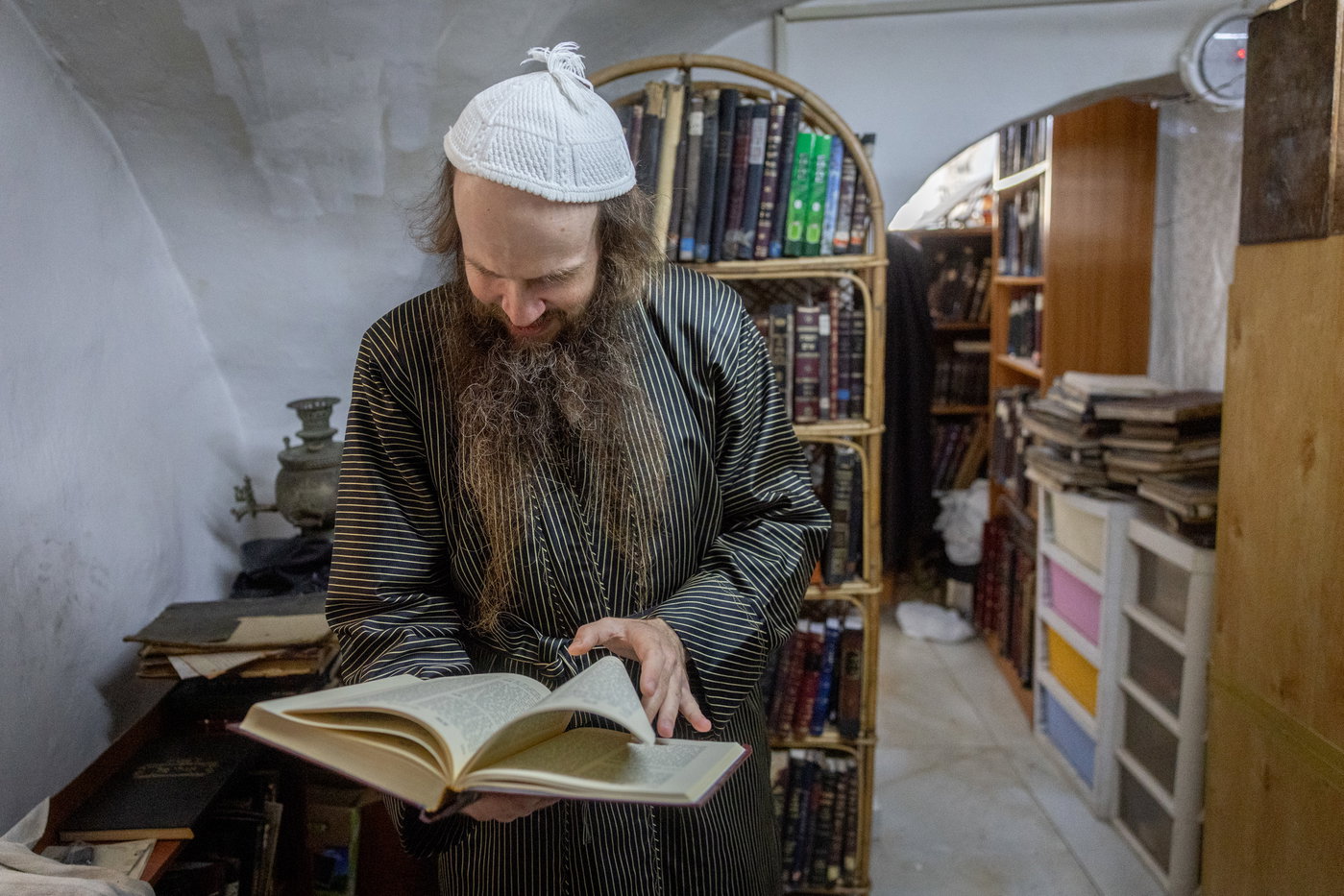 הרב טייטלבוים בבית ההוראה של הקנאים במאה שערים