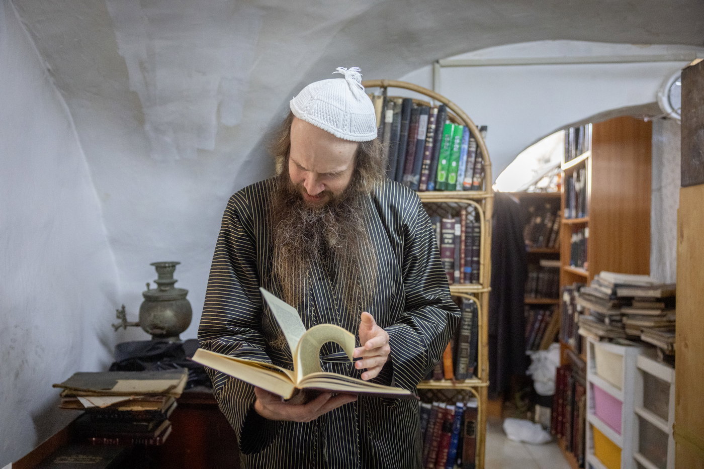 הרב טייטלבוים בבית ההוראה של הקנאים במאה שערים