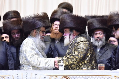 האדמו"ר מויז'ניץ בריקוד עם האדמו"ר מסאטמר