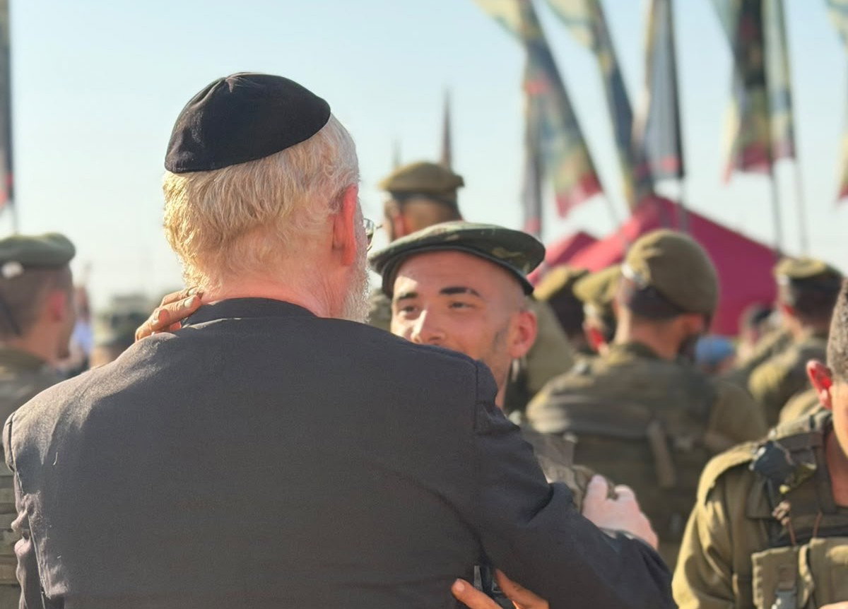"יש לי בן בצבא ובן בישיבה, כל אחד מגן על השני בדרכו, ואני גאה בו מאוד".
