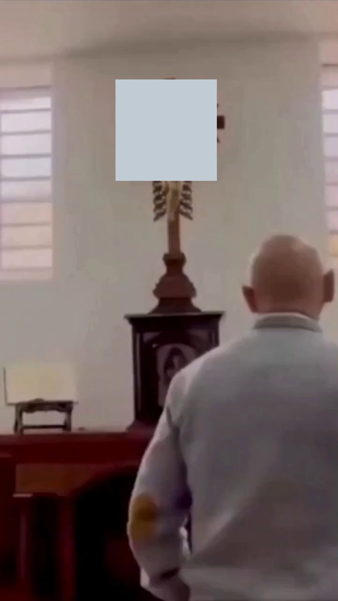 שוב פעם: צלב ענקי נפל על ראש כומר