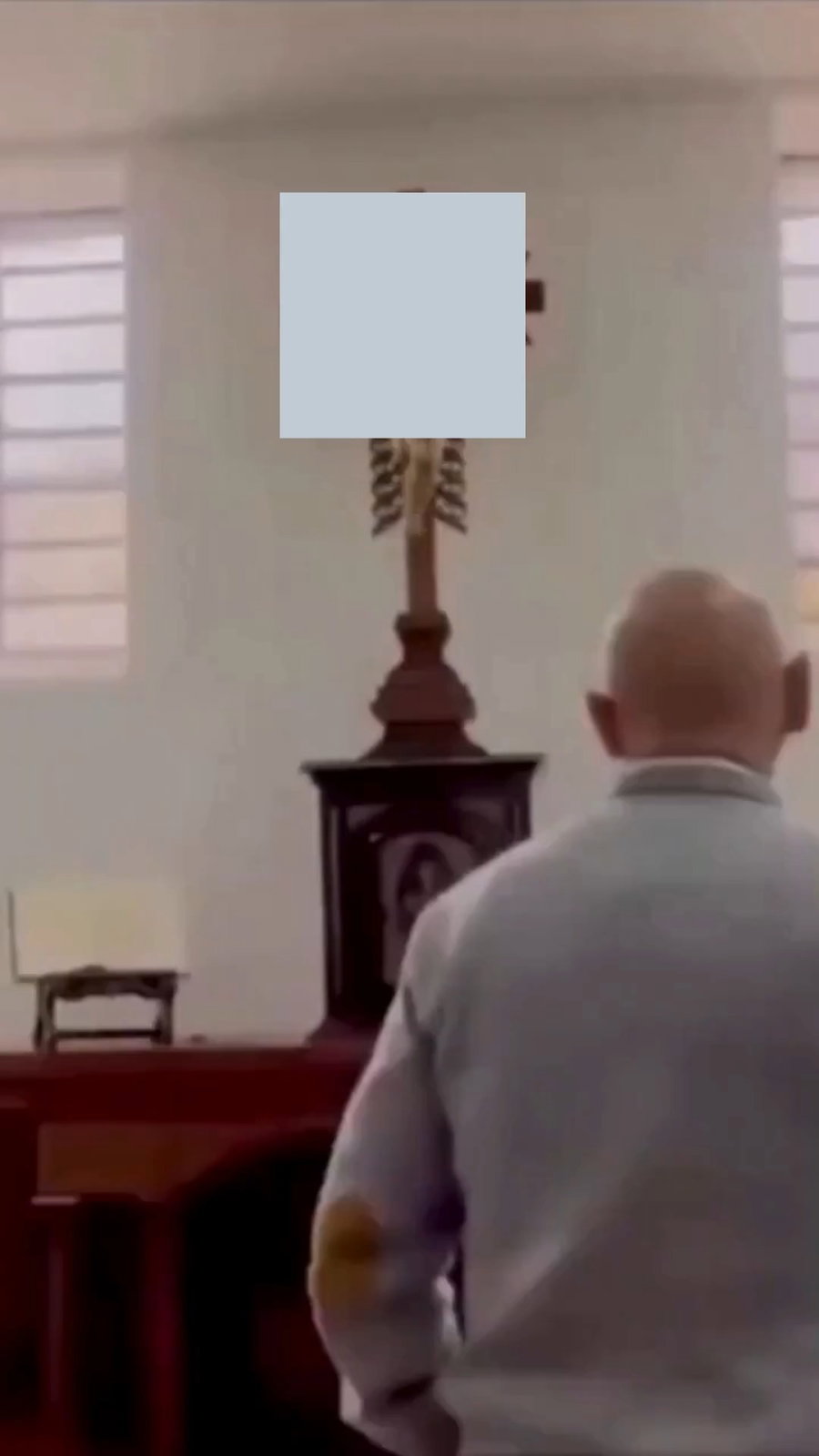 שוב פעם: צלב ענקי נפל על ראש כומר