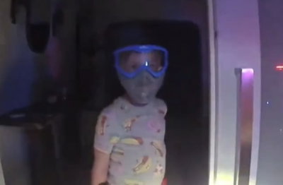 "יש לי מפלצת מתחת למיטה": שוטר שהוזעק ל"זירה" תיעד את השיחה המשעשעת
