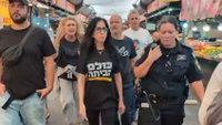 עינב צנגאוקר ניסתה להתקרב לנתניהו בשוק התקווה והורחקה | צפו