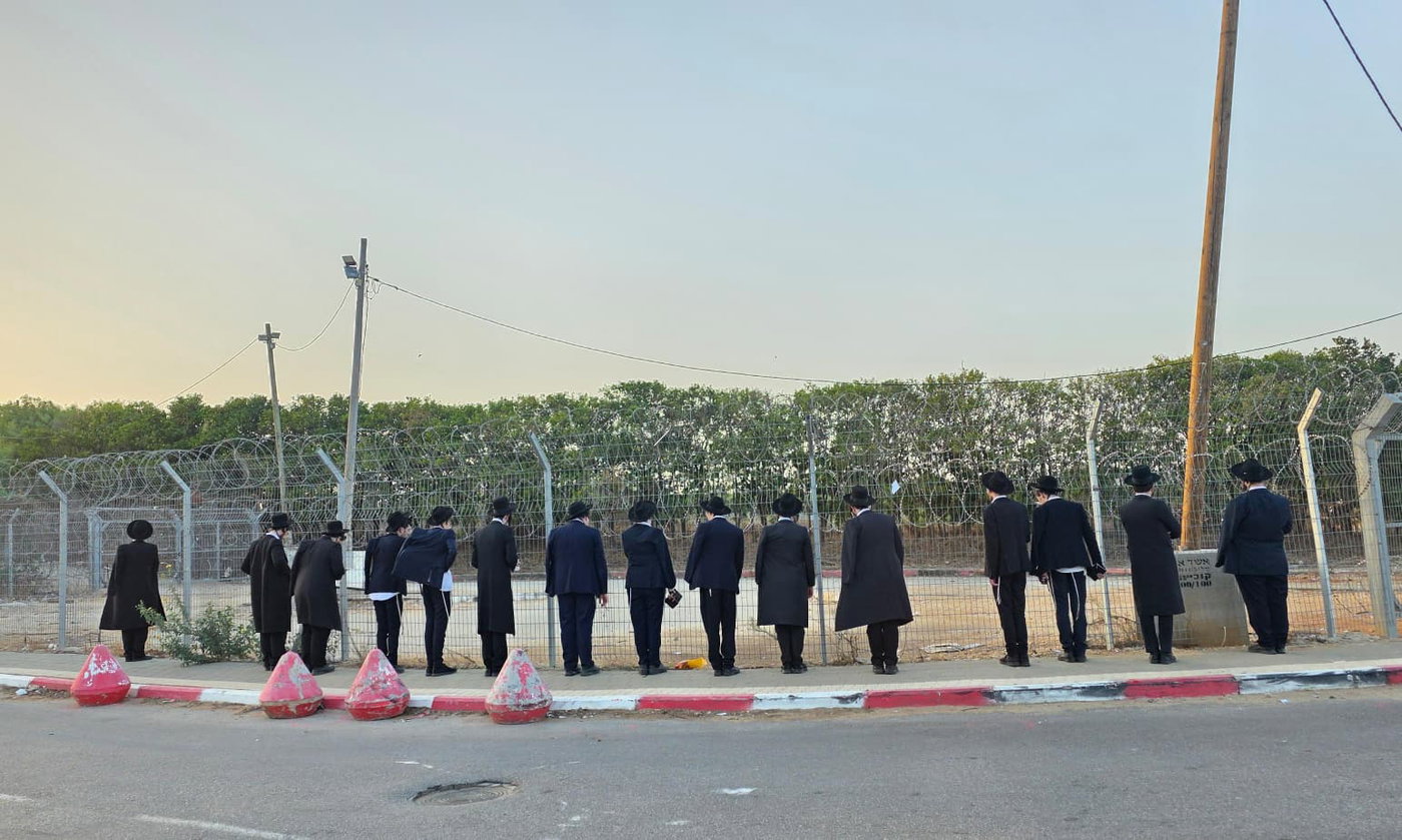 ברוך מתיר אסורים: 8 בחורים שוחררו מכלא 10 והתקבלו בשירה וריקודים