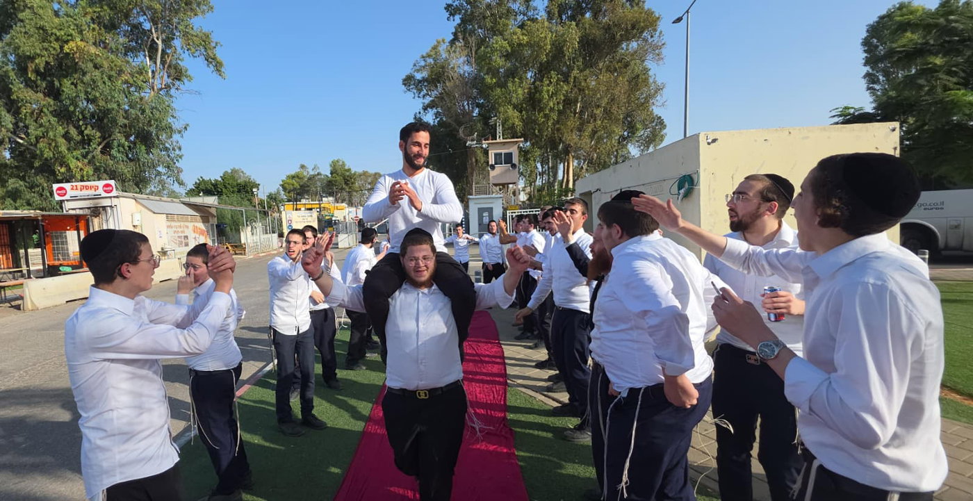 ברוך מתיר אסורים: 8 בחורים שוחררו מכלא 10 והתקבלו בשירה וריקודים