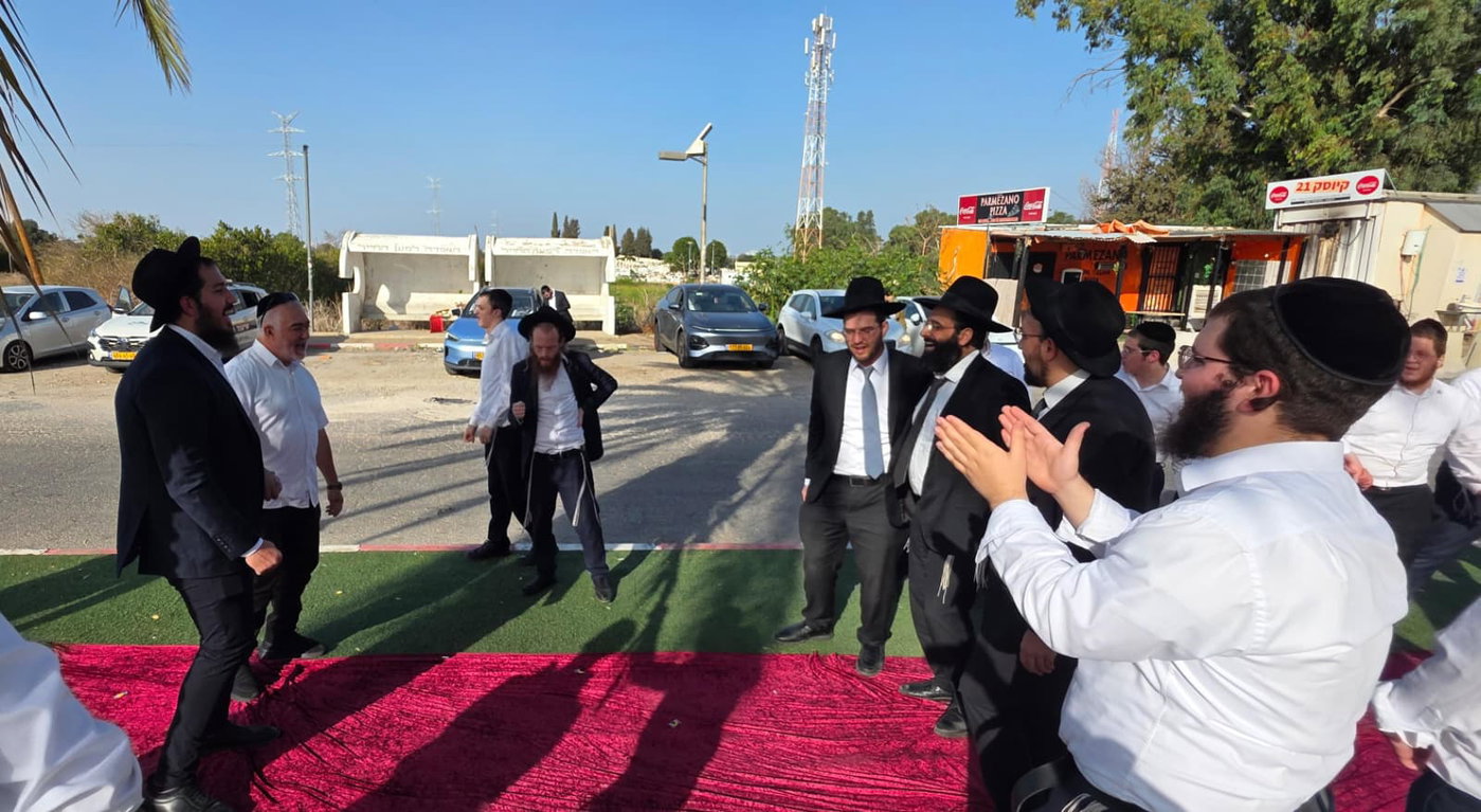 ברוך מתיר אסורים: 8 בחורים שוחררו מכלא 10 והתקבלו בשירה וריקודים