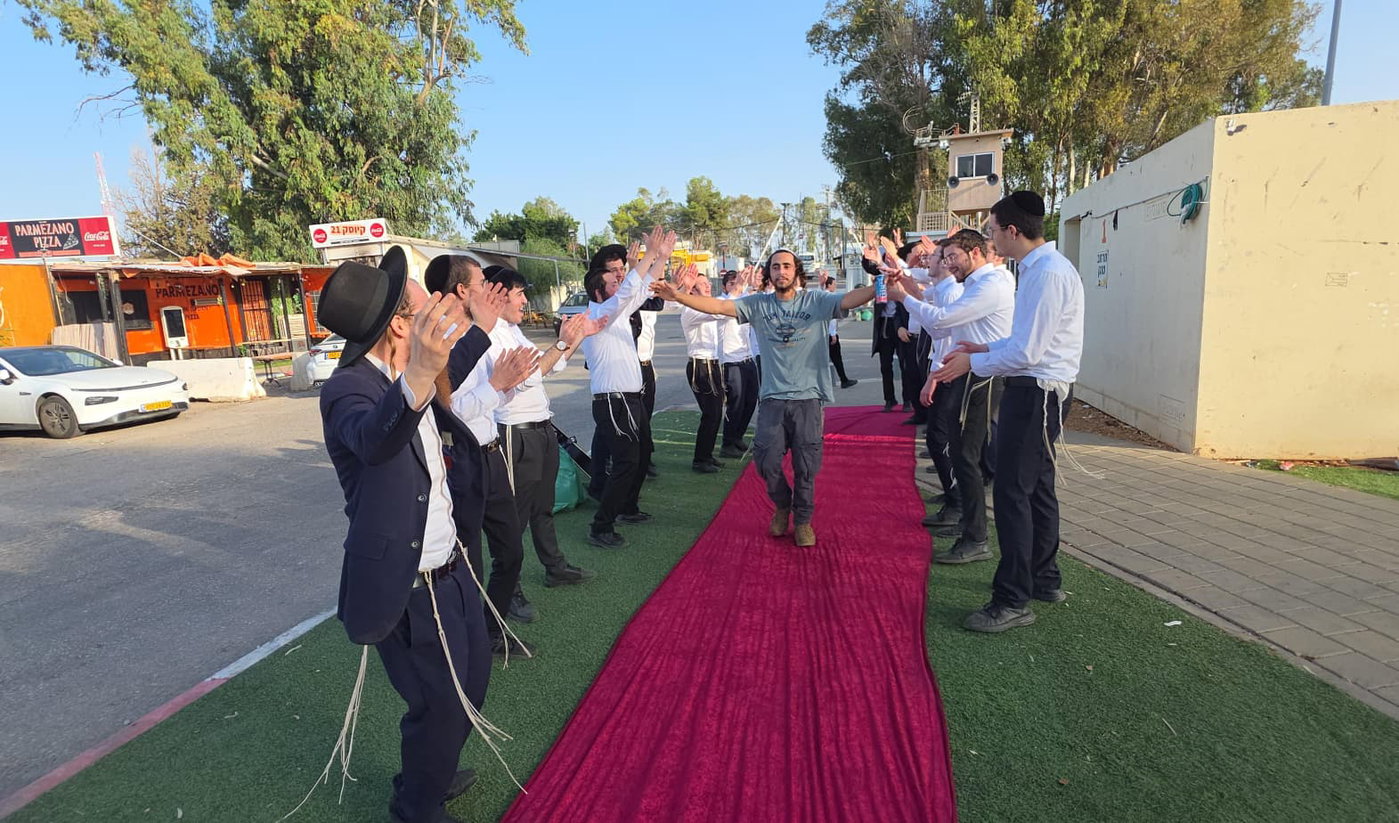 ברוך מתיר אסורים: 8 בחורים שוחררו מכלא 10 והתקבלו בשירה וריקודים