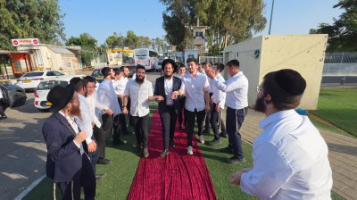 ברוך מתיר אסורים: 8 בחורים שוחררו מכלא 10 והתקבלו בשירה וריקודים