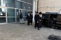 האדמו"ר מגור ביציאה מבית החולים