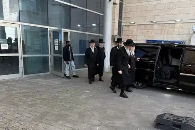 האדמו"ר מגור ביציאה מבית החולים