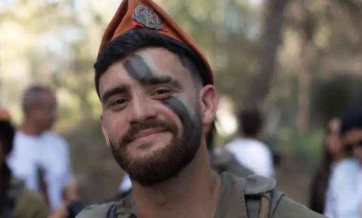 "אמא הבינה ראשונה": אחיו של הלוחם שנרצח נפרד ממנו בהספד קורע לב