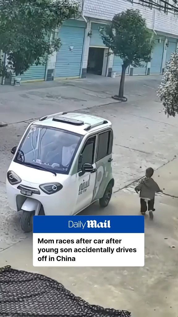 לעיני אמו המבוהלת: ילד קטן עלה על הרכב - והחל לנהוג | צפו