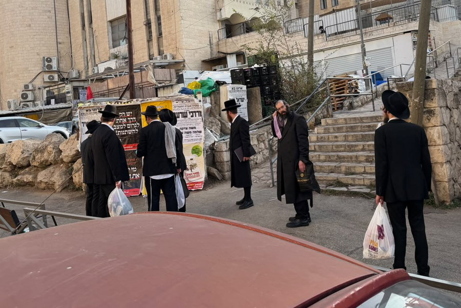אברכים מתבוננים בקמפיין