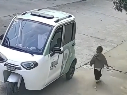 לעיני אמו המבוהלת: ילד קטן עלה על הרכב - והחל לנהוג | צפו
