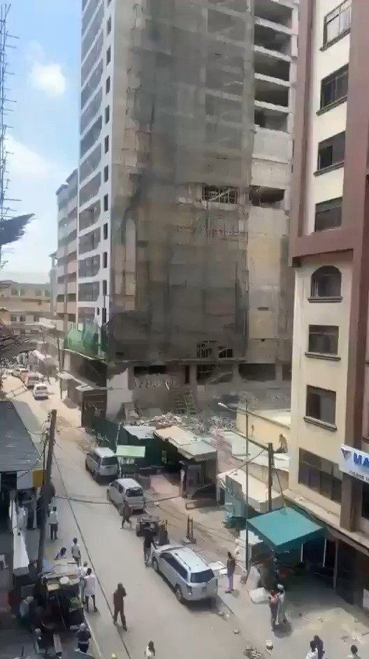 עשרות נמחצו למוות: בניין בן-16 קומות קרס לתוך עצמו