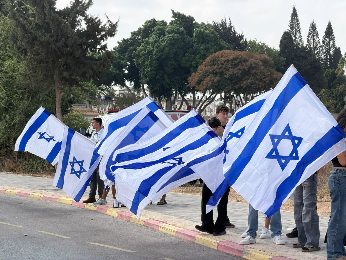 עומדים לכבודו