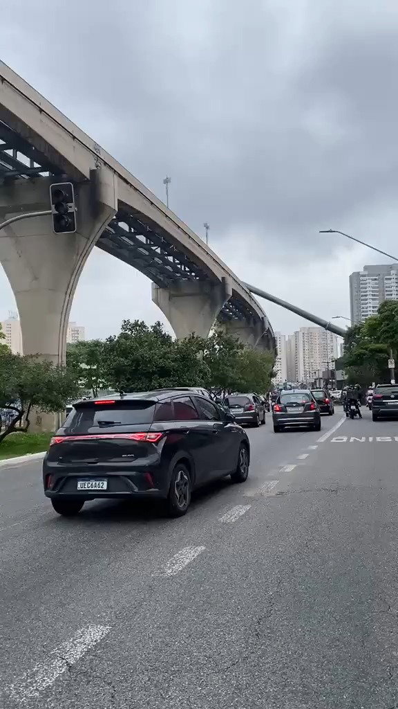 המוות בעיניים: רכבת פגעה במנוף ענק שהתרסק לתוך לכביש