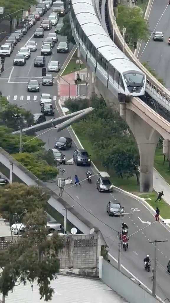 המוות בעיניים: רכבת פגעה במנוף ענק שהתרסק לתוך לכביש