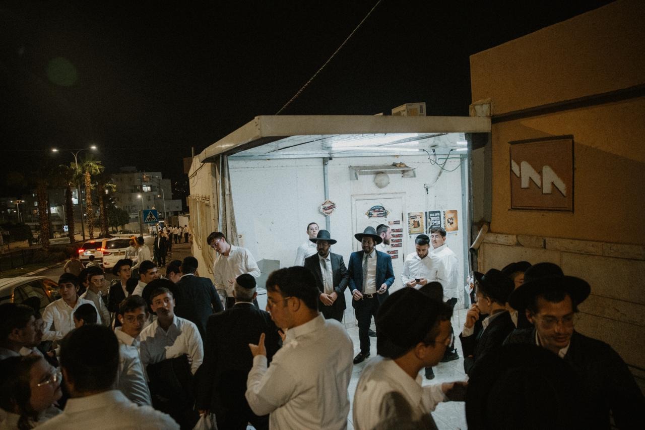 מהומה בעיר החרדית: קיצונים פוצצו כנס של ש״ס והשליכו גז מדמיע