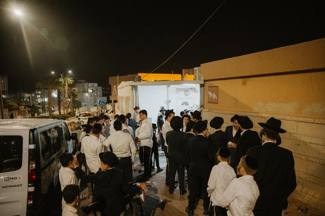 מהומה בעיר החרדית: קיצונים פוצצו כנס של ש״ס והשליכו גז מדמיע