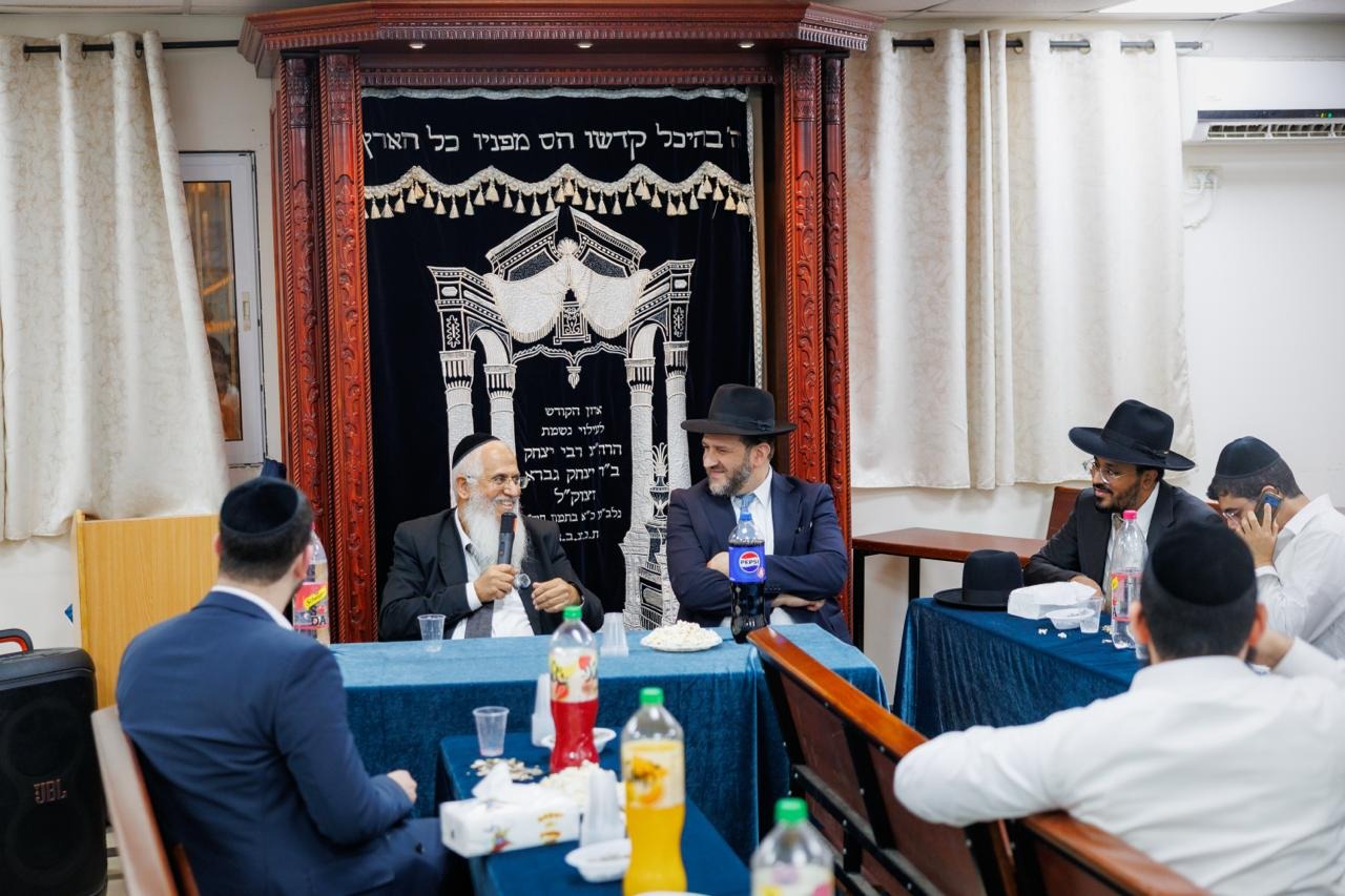 מהומה בעיר החרדית: קיצונים פוצצו כנס של ש״ס והשליכו גז מדמיע