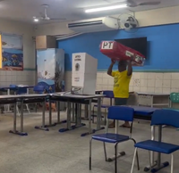 המתים נוהרים: הגיע לקלפי עם ארון קבורה על הראש
