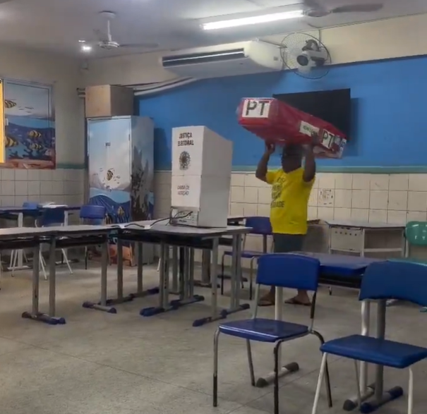 המתים נוהרים: הגיע לקלפי עם ארון קבורה על הראש