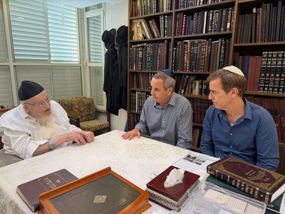 ראשי שחל בביקור במעונו של הגרמ"צ ברגמן
