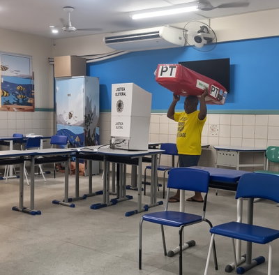 המתים נוהרים: הגיע לקלפי עם ארון קבורה על הראש
