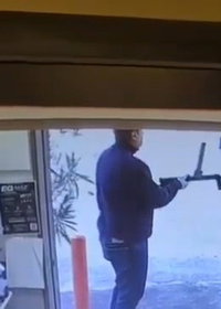 תיעוד מקרוב: המחבל נכנס לחנות בצרפת - ויורה מטווח אפס