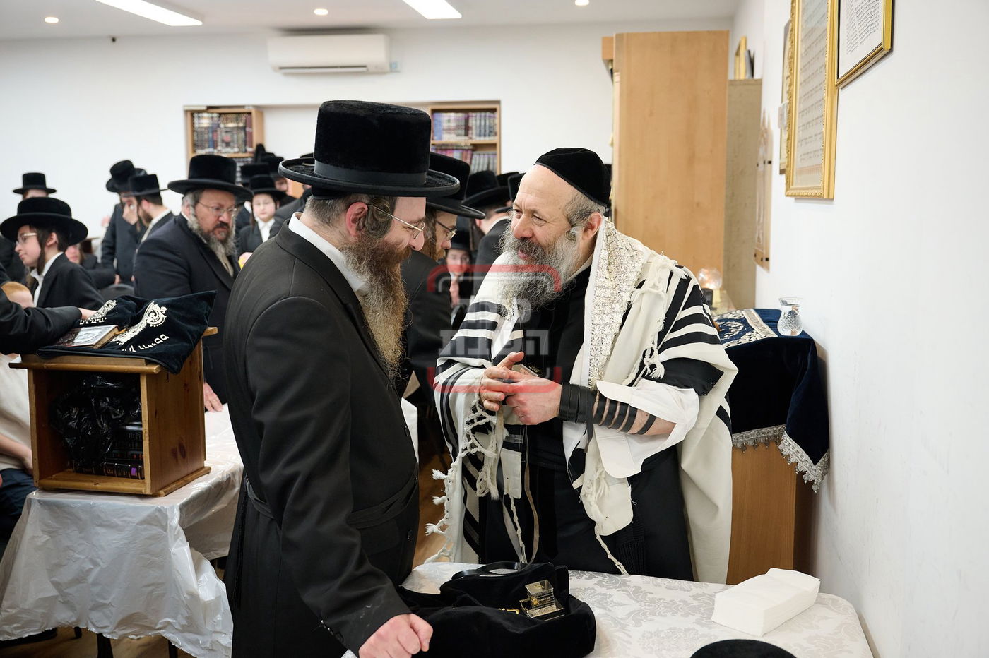 האדמו"ר מבאבוב 45 בביקור בלונדון