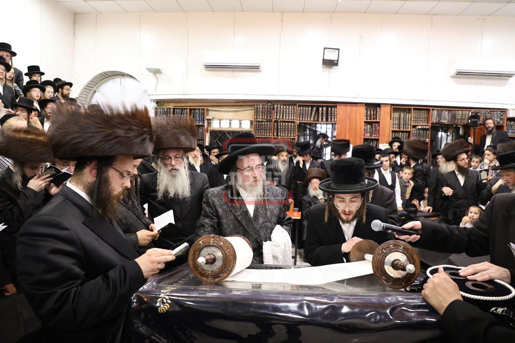 הכנסת ס"ת לביהמ"ד ביאלה ב"ב בירושלים