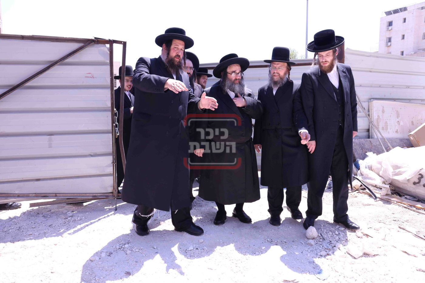 אב"ד סאטמר ירושלים בסיור בשטח בניית הביהמ"ד בבית שמש