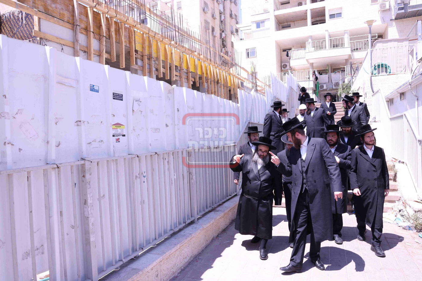 אב"ד סאטמר ירושלים בסיור בשטח בניית הביהמ"ד בבית שמש