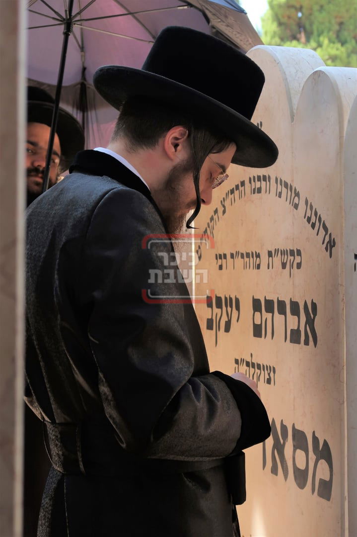 האדמו"ר מסאדיגורה בבית העלמין 'נחלת יצחק'